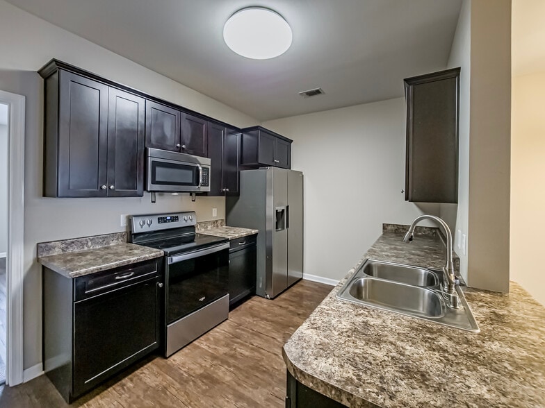 615 Glade Fern Way, Tifton, GA for sale - Interior Photo - Image 2 of 51