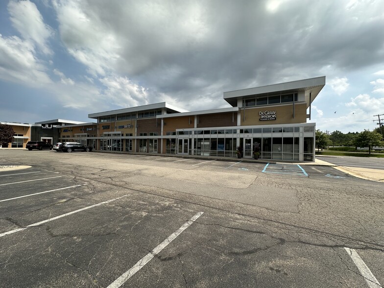 1144 E Paris Ave SE, Grand Rapids, MI for lease - Building Photo - Image 1 of 9