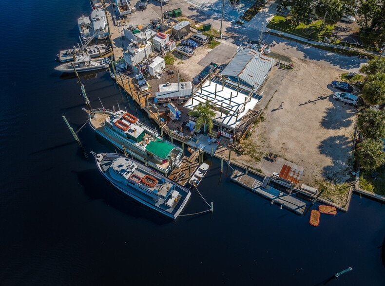 607 Island Dr, Tarpon Springs, FL 34689