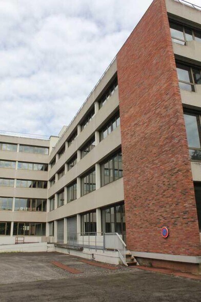 1 Rue Jean Pierre Timbaud, Montigny-le-Bretonneux for lease - Building Photo - Image 1 of 9