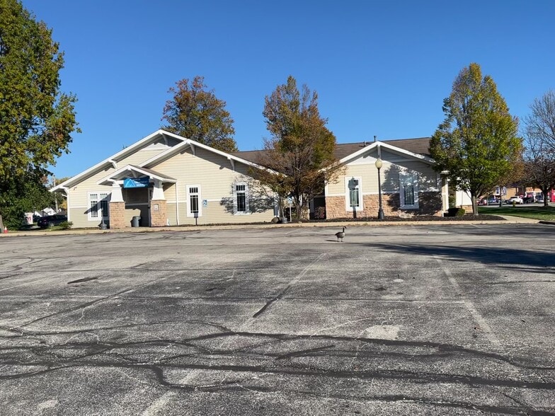 87 Conservatory Dr, Barberton, OH for sale - Building Photo - Image 2 of 7