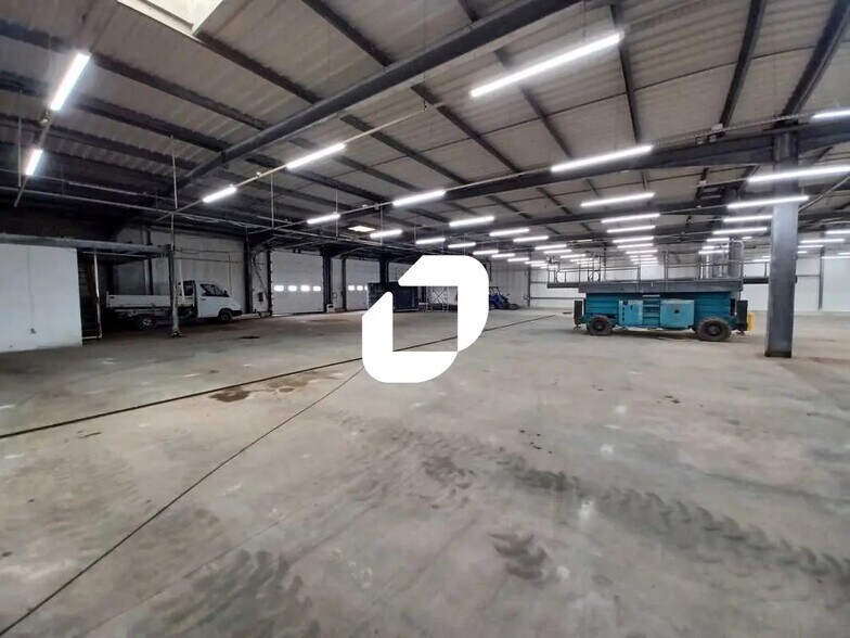 Office in Lormont for lease - Building Photo - Image 2 of 10