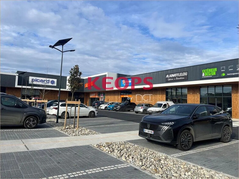 Retail in Flourens for lease - Building Photo - Image 1 of 3