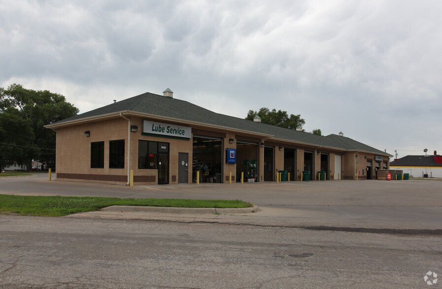 1928 NW Topeka Blvd, Topeka, KS for sale - Building Photo - Image 1 of 8