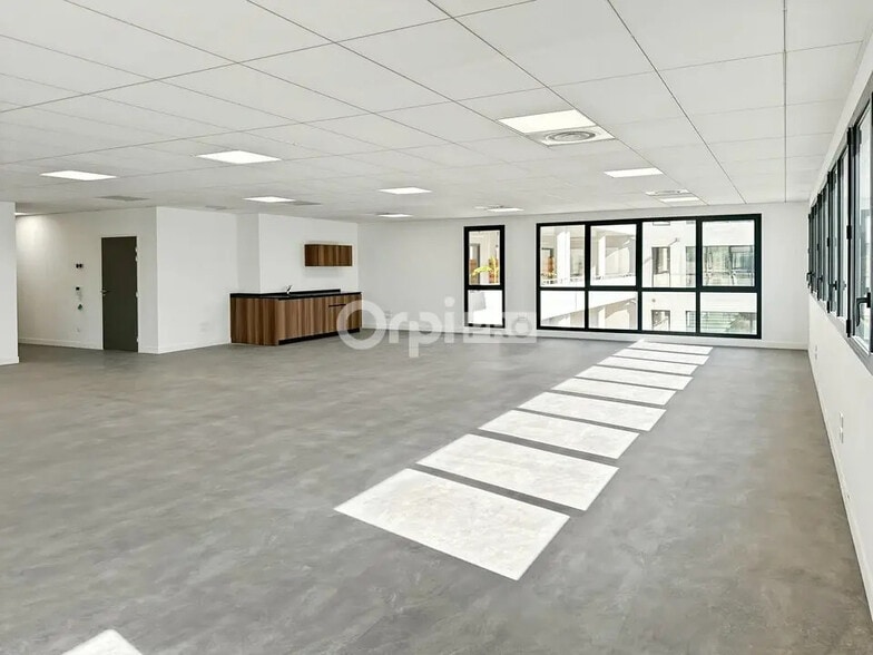 Office in Aubagne for lease - Interior Photo - Image 3 of 6
