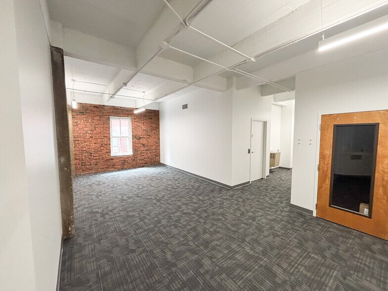 130-136 E Chestnut St, Columbus, OH for lease - Building Photo - Image 2 of 13