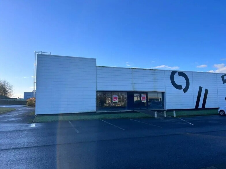 Retail in Saint-Lô for lease - Building Photo - Image 2 of 2