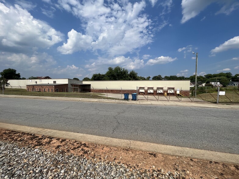 205 SE Market St, Reidsville, NC for lease - Primary Photo - Image 1 of 12