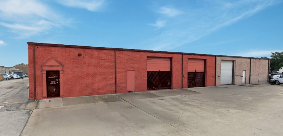 5711 Clarewood Dr, Houston, TX for lease - Building Photo - Image 1 of 4
