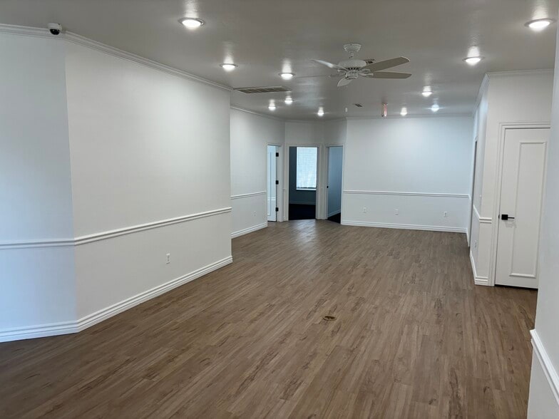 817 Irish Ln, Edmond, OK for lease - Interior Photo - Image 3 of 16