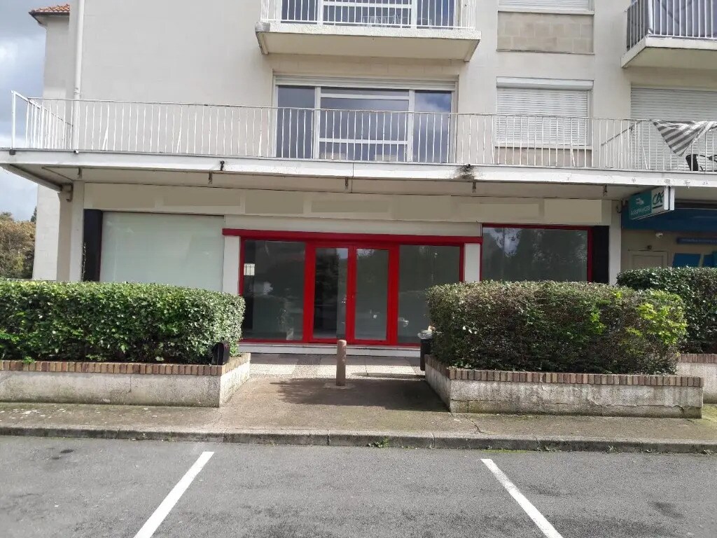 Retail in Petit-Couronne for lease Building Photo- Image 1 of 11