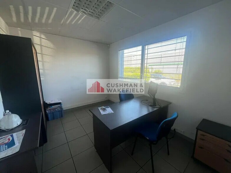 Flex in Nîmes for lease - Interior Photo - Image 2 of 3