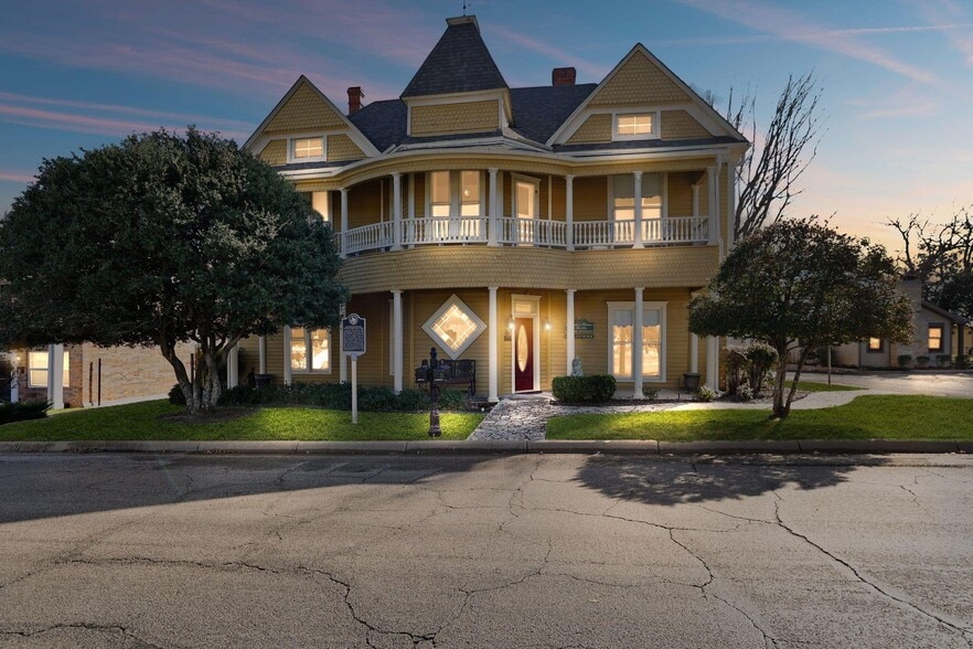 123 W Doyle St, Granbury, TX for sale - Building Photo - Image 1 of 14