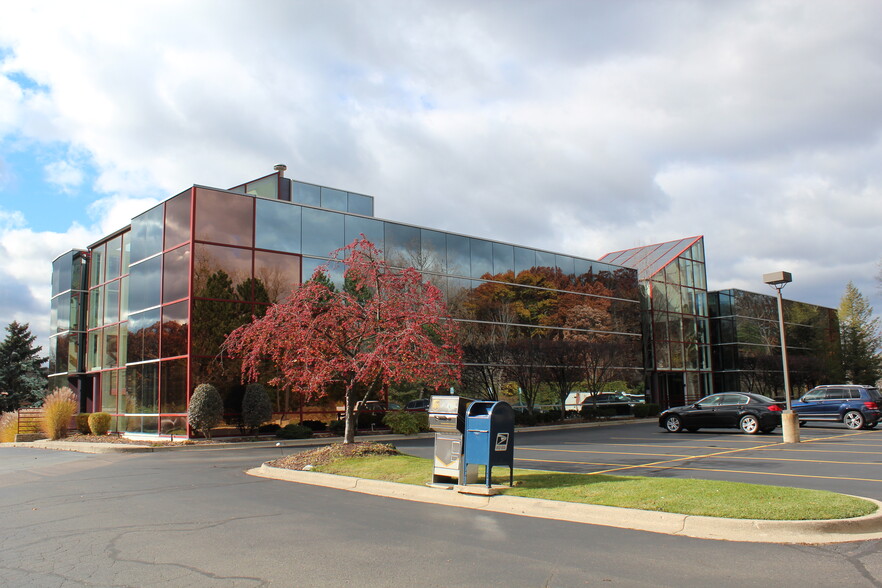 30300 Northwestern Hwy, Farmington Hills, MI for lease - Building Photo - Image 1 of 3