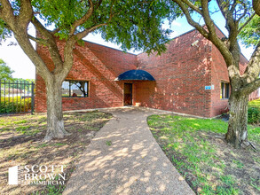 204 Cardinal Dr, Denton, TX for lease Building Photo- Image 2 of 13