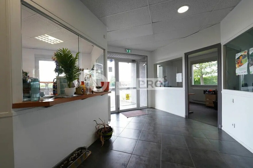 Office in Rillieux-la-Pape for lease - Lobby - Image 2 of 12