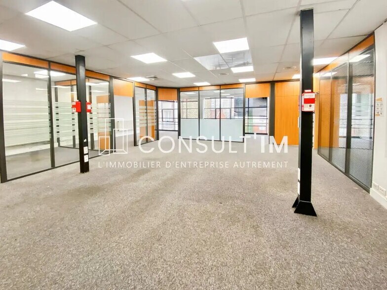 Office in Courbevoie for lease - Building Photo - Image 3 of 9