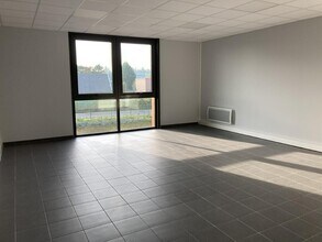 Office in Champagne-sur-Oise for lease Interior Photo- Image 1 of 6