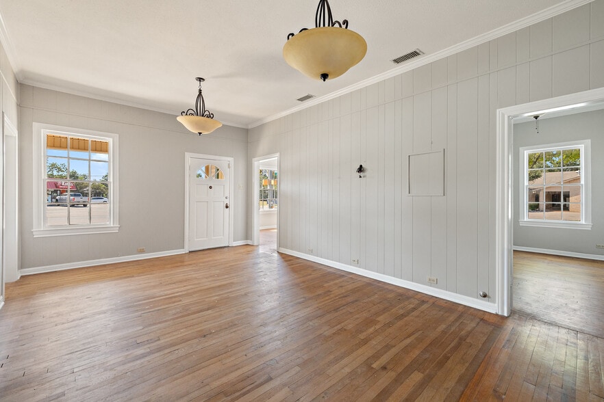 620 N Main St, Taylor, TX for sale - Building Photo - Image 3 of 44