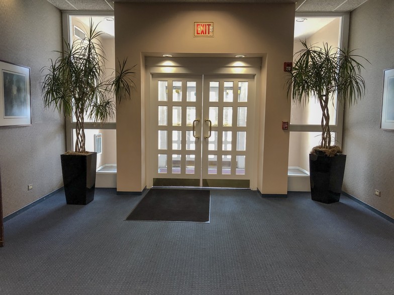 406 Surrey Woods Dr, St Charles, IL for lease - Lobby - Image 2 of 14