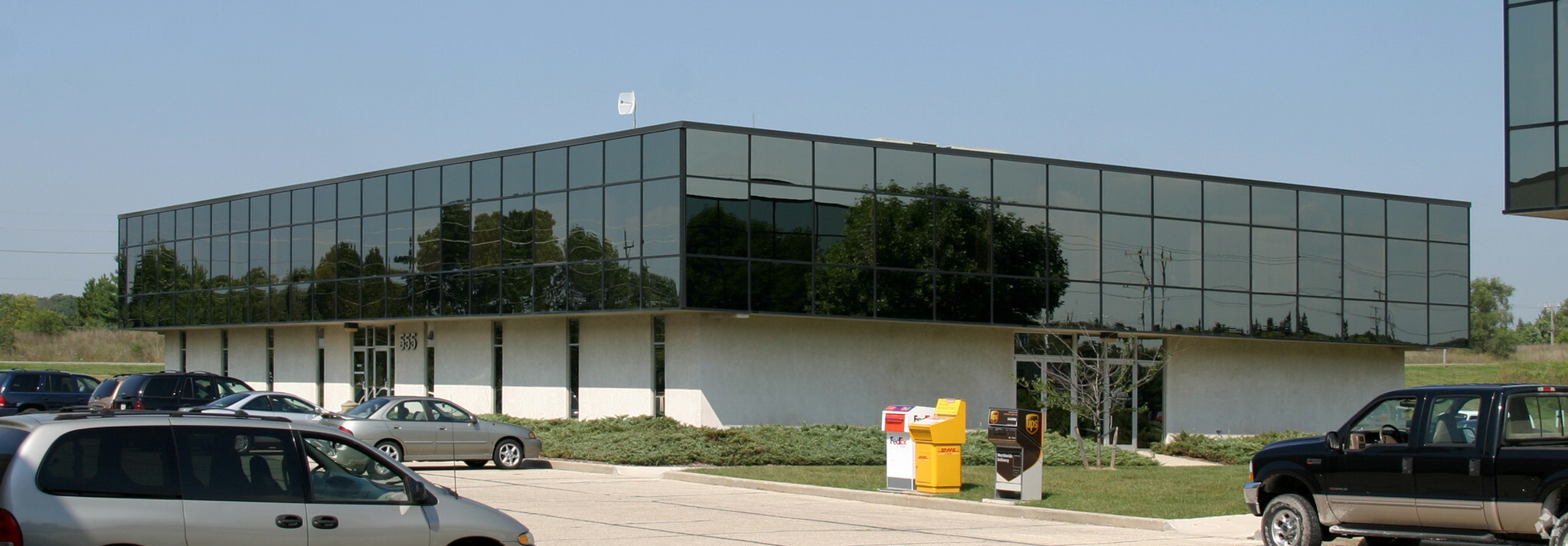 555 S Industrial Dr, Hartland, WI for lease Building Photo- Image 1 of 38