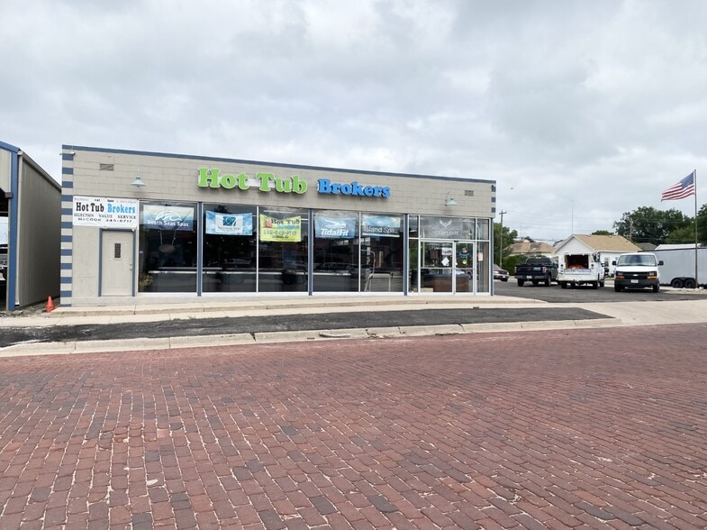 210 W 3rd St, McCook, NE 69001