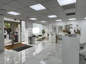 Retail in Saint-Maur-des-Fossés for lease Interior Photo- Image 2 of 5