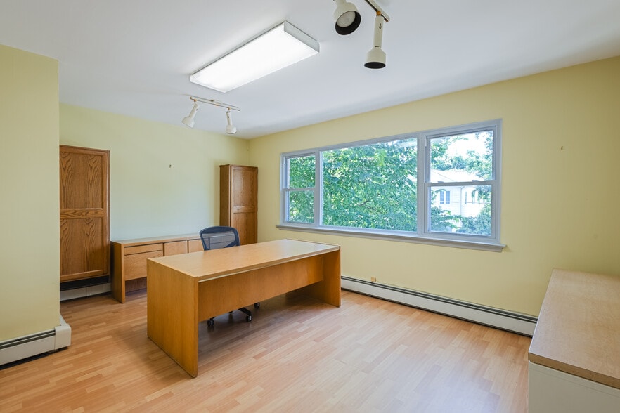 152 Burlington Ave, Clarendon Hills, IL for lease - Interior Photo - Image 3 of 14
