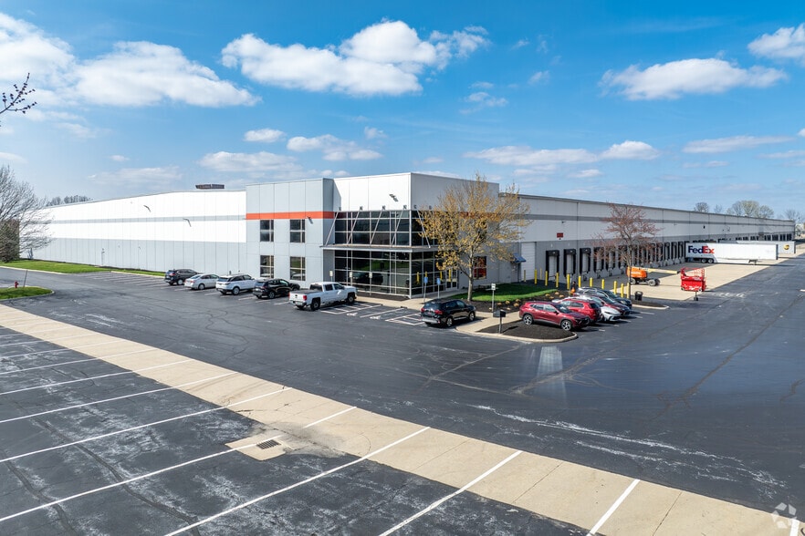 5920 Green Pointe Dr S, Groveport, OH for lease - Building Photo - Image 1 of 5