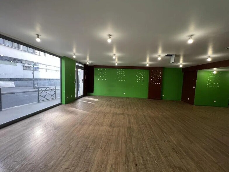 Retail in Paris for lease - Building Photo - Image 2 of 4