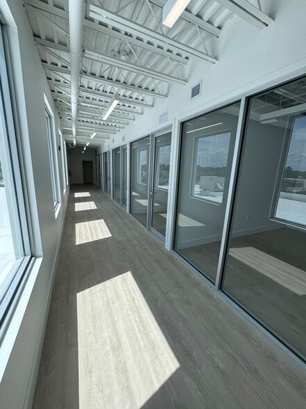 645 NE 125th St, North Miami, FL for lease - Interior Photo - Image 3 of 15