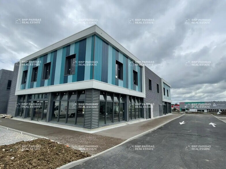 Office in Tours for lease - Building Photo - Image 2 of 7