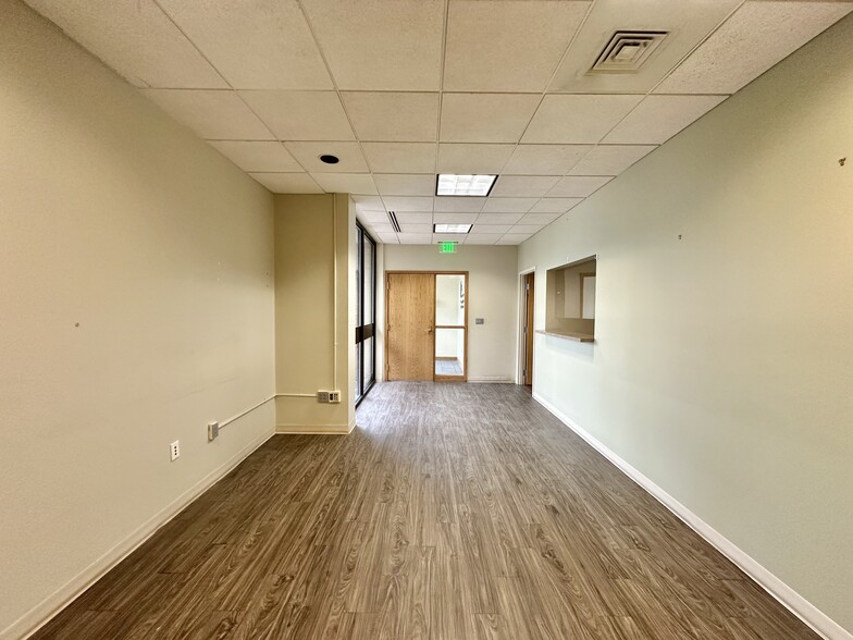 9711 Valparaiso Dr, Munster, IN for lease - Interior Photo - Image 3 of 34