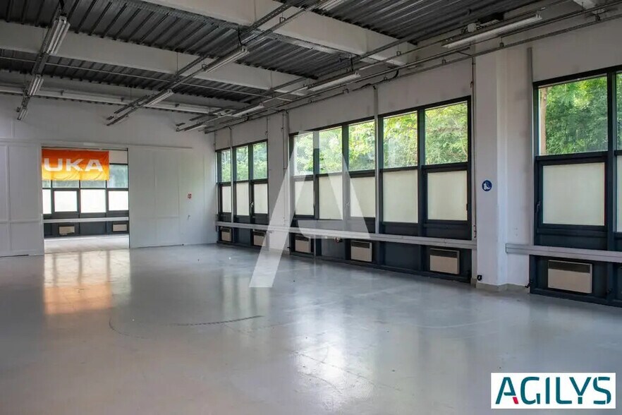 Flex in Villebon-sur-Yvette for lease - Interior Photo - Image 3 of 10