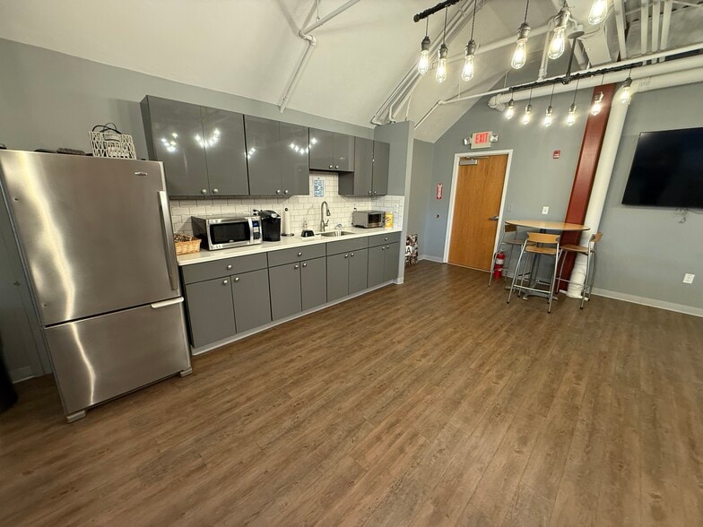 1075 Westford St, Lowell, MA for lease - Building Photo - Image 3 of 12