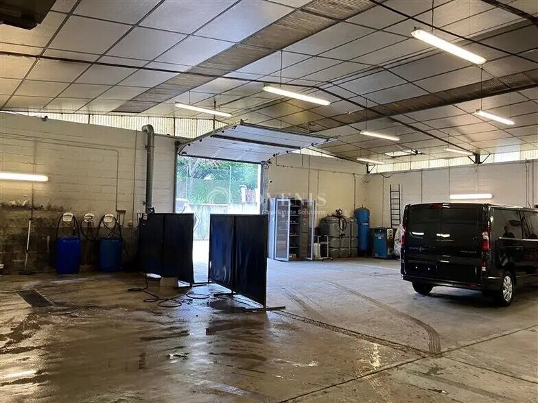 Retail in Bourges for lease - Interior Photo - Image 2 of 5