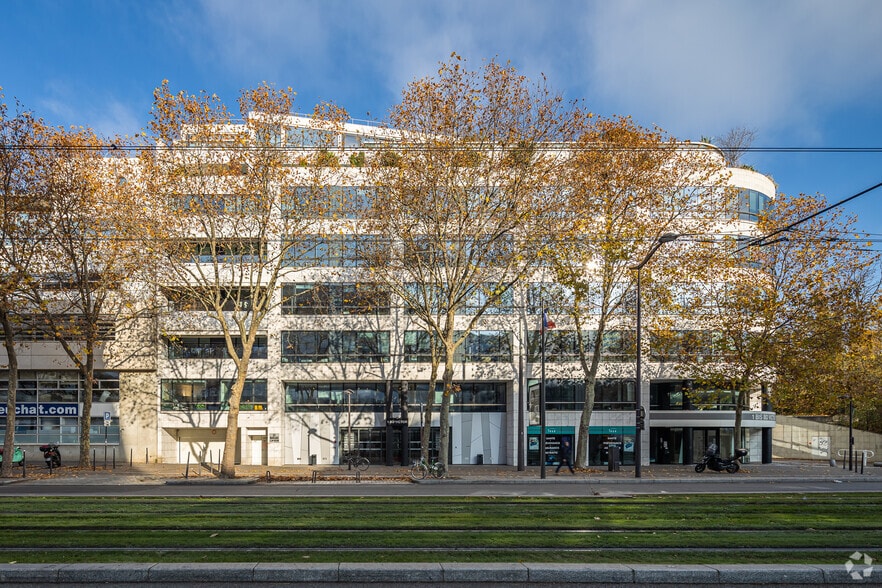 Office in Paris for lease - Building Photo - Image 2 of 4