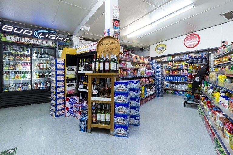 8833 Old Highway 99 N, Roseburg, OR for sale - Interior Photo - Image 1 of 1