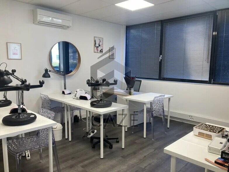 Office in Floirac for lease - Interior Photo - Image 3 of 8