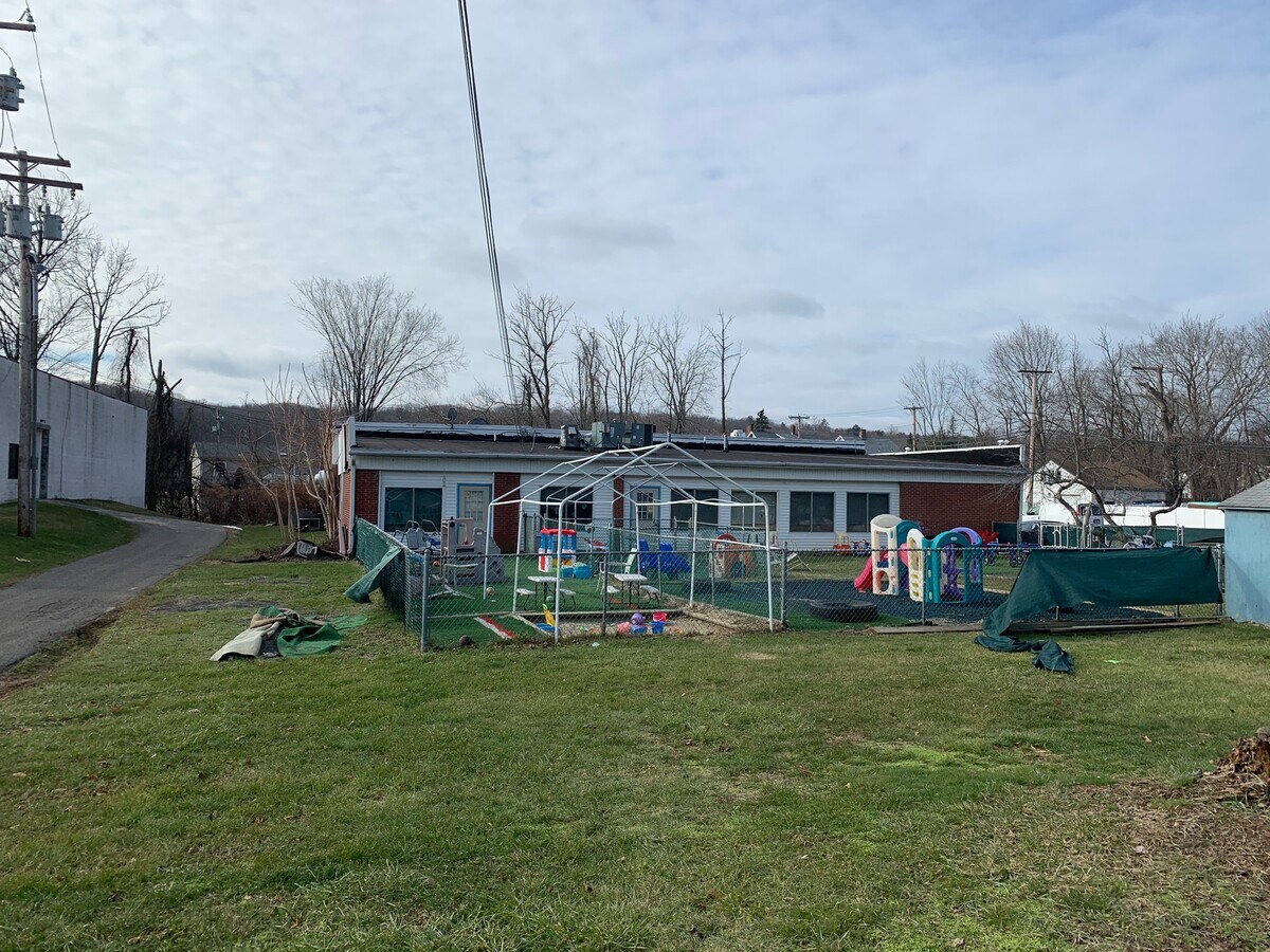 70 Bradley Rd, Woodbridge, CT 06525