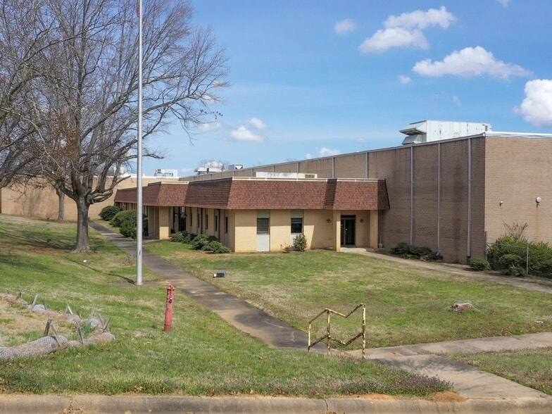 327 Lewis St, Oxford, NC for lease - Building Photo - Image 2 of 6