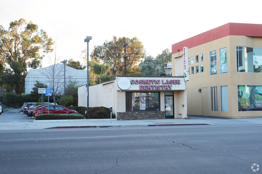 22062 Ventura Blvd, Woodland Hills, CA for lease - Building Photo - Image 2 of 9