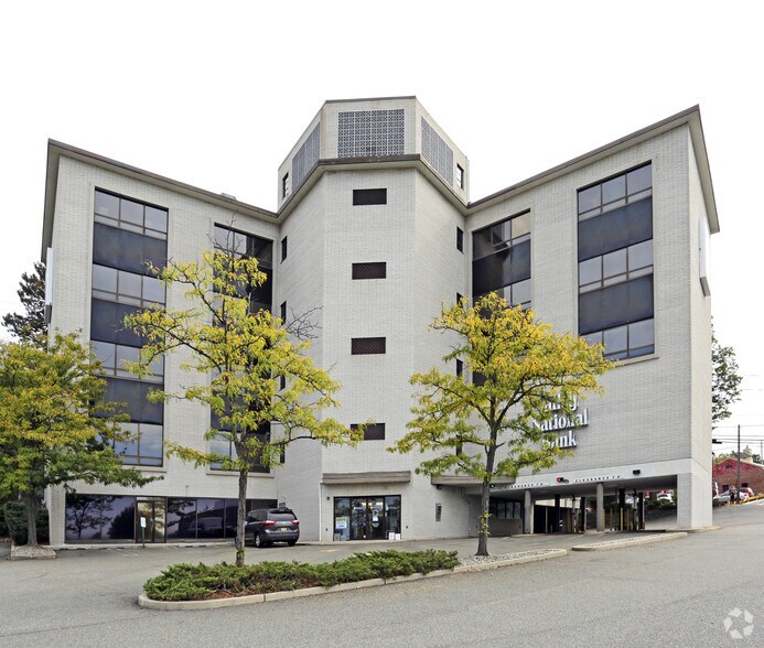 80 E Ridgewood Ave, Paramus, NJ for sale - Primary Photo - Image 1 of 1