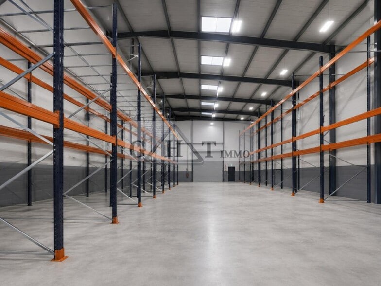 Industrial in Creil for sale - Interior Photo - Image 1 of 3