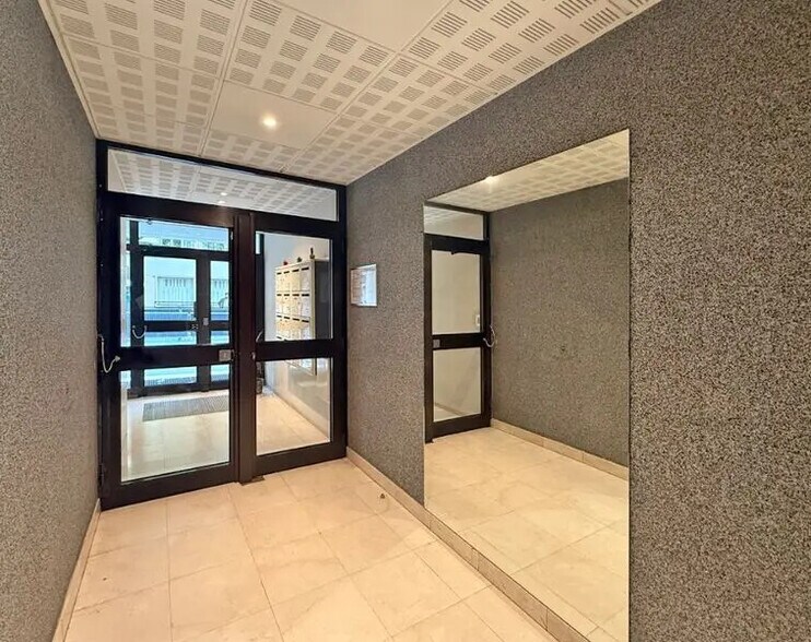 Office in Paris for sale - Lobby - Image 2 of 17