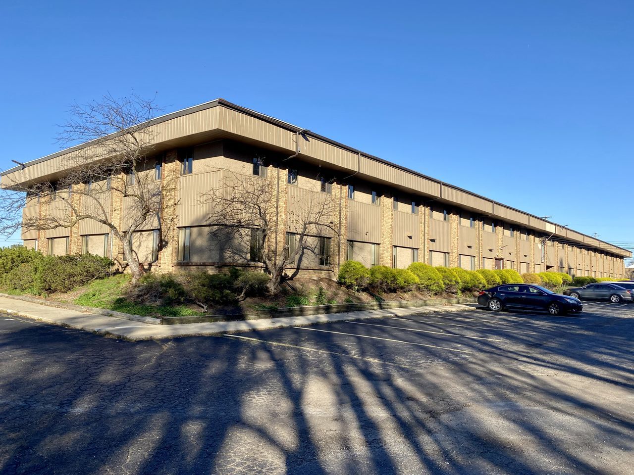 913 W Holmes Rd, Lansing, MI for lease Building Photo- Image 1 of 16