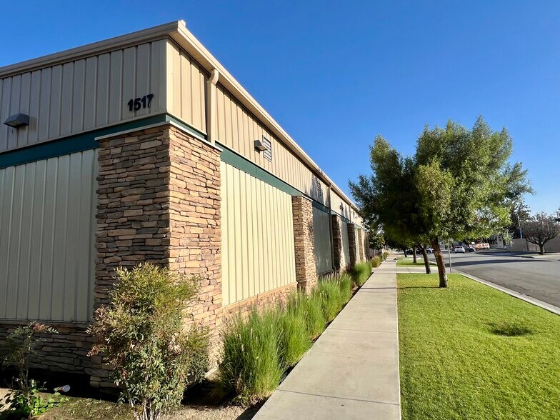 1517 25th St, Bakersfield, CA for lease - Building Photo - Image 2 of 7