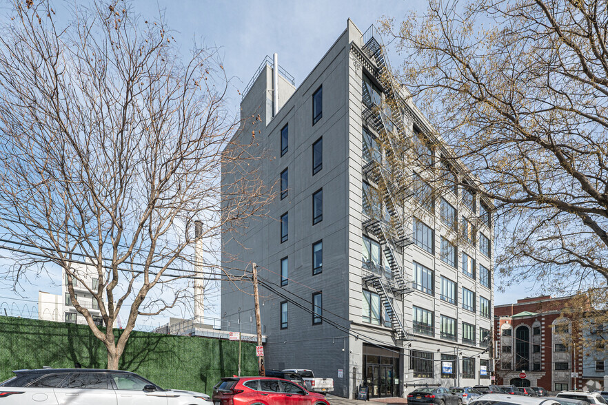 295 Front St, Brooklyn, NY for lease - Building Photo - Image 2 of 4