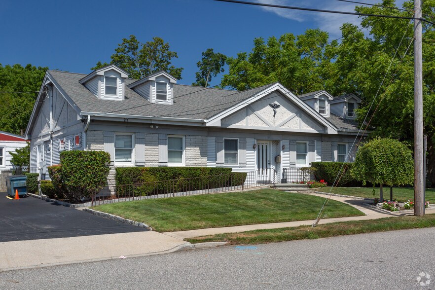 5 Cedar Ct, Copiague, NY for sale - Primary Photo - Image 1 of 1