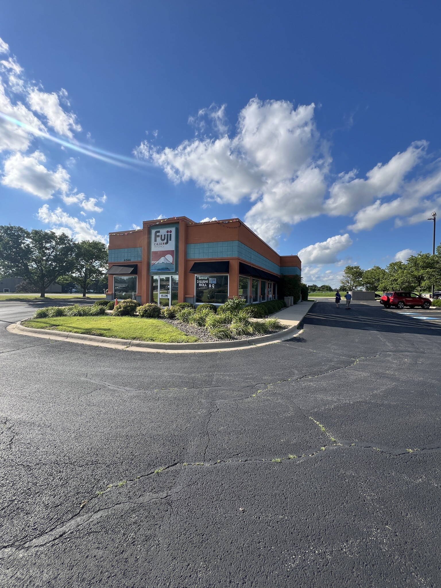 6566 E Riverside Blvd, Loves Park, IL for lease Building Photo- Image 1 of 12